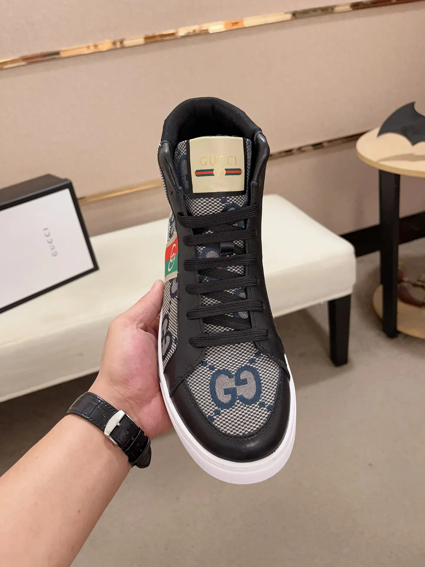Men's shoes 💰 440 💰 High-quality new high-top GUCCI counters are on the market at the same time. The new men's shoes, 😘fabrics are selected imported cowhide, lining: sheepskin lining. 👍🏿 High-end ☄️ air-cushion molded anti-slip rubber outsole, exquisite lines, simple and elegant, comfortable and high-end for leisure travel. Code number: 38 to 44 (45 can be customized and cannot be returned or exchanged)